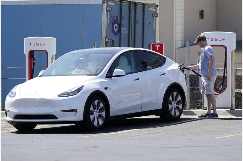 US sends team to probe fatal Tesla crash with no driver