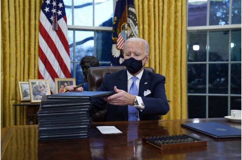 Biden puts forth virus strategy, requires mask use to travel