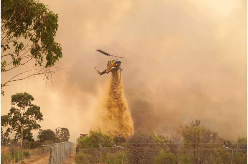 Wildfire in west Australia burns more homes in dry wind