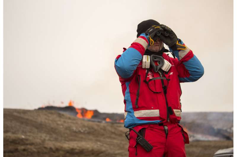 Hikers scramble as new fissure opens up at Icelandic volcano