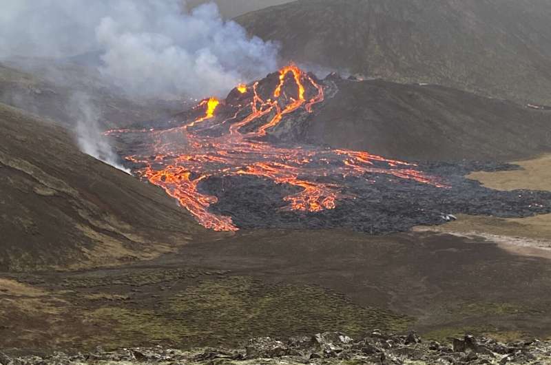 Eruption of Iceland volcano easing, not affecting flights