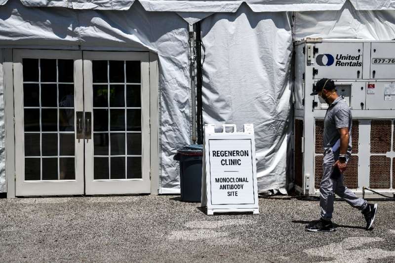 一个男人进入Regeneron诊所在彭布罗克松树的单克隆抗体治疗网站,佛罗里达,2021年8月19日。的马