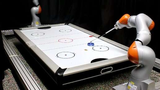Une politique pour permettre l'utilisation de manipulateurs à usage général dans le hockey sur air robotisé à grande vitesse