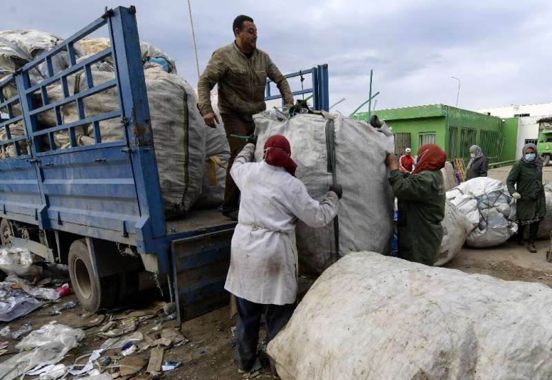جریان ثابتی از مینی‌ون‌ها و کامیون‌های کوچک روزانه به بازیافت آفریقا می‌رسند که صاحب آن می‌گوید سیستم مدیریت زباله تونس