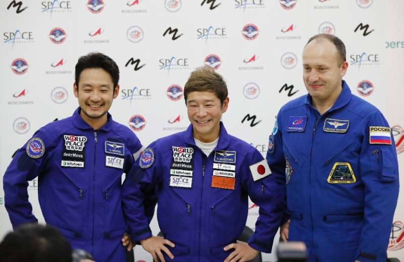 Na een onderbreking van tien jaar zal Rusland in december Japanse toeristen, waaronder miljardair Yusaku Maezawa (C), naar het internationale ruimtestation sturen.
