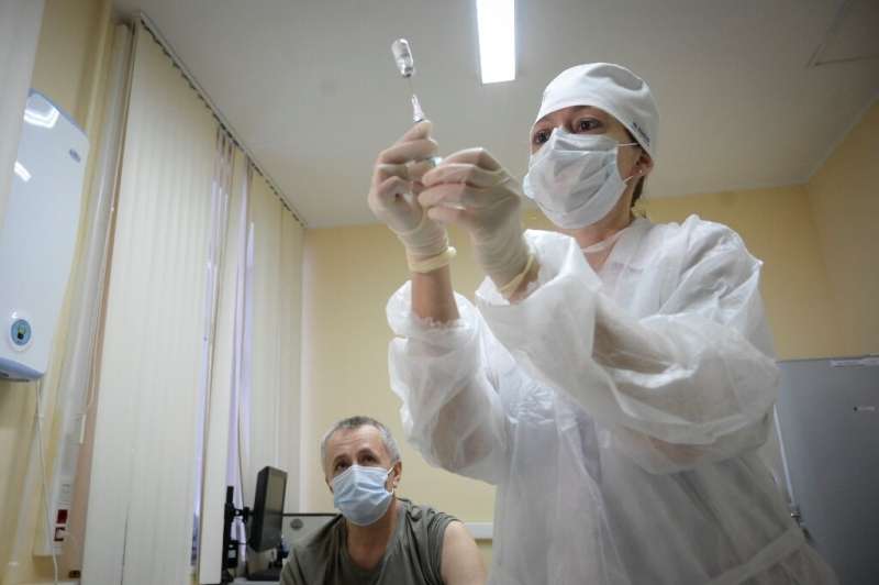 12月30日，在莫斯科的一家诊所，一名护士正在为一名患者准备一剂Sputnik V Covid-19疫苗