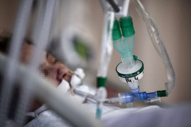 一名感染Covid-19的患者躺在东部马恩郡布里市圣卡米尔医院重症监护室的病床上