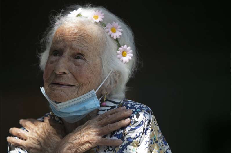 At 106, woman among earliest vaccine recipients in Brazil