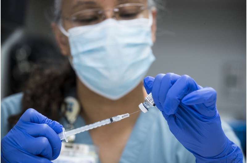 几个月来，美国平均新发病毒病例低于10万例