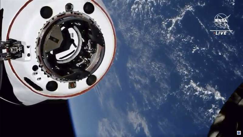 Biggest space station crowd in decade after SpaceX arrival