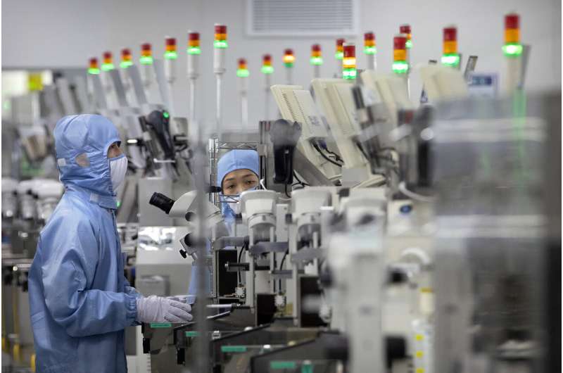 China cuts taxes to spur semiconductor development