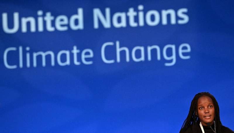 ونسا ناکاته، فعال عدالت اقلیمی، در جلسه عمومی کنفرانس تغییرات آب و هوایی سازمان ملل متحد COP26 سخنرانی می کند.