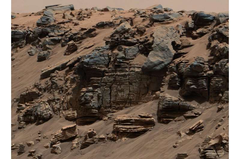 Curiosity rover finds patches of rock record erased, revealing clues