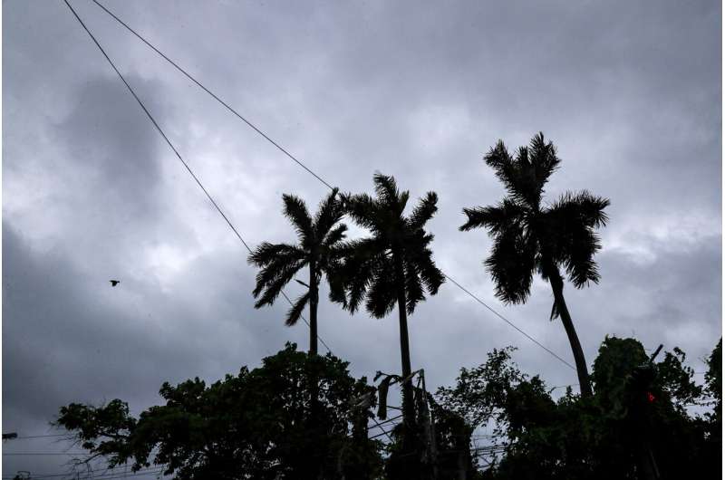 Cyclone's winds, rain lash India coast after 1.1M evacuated