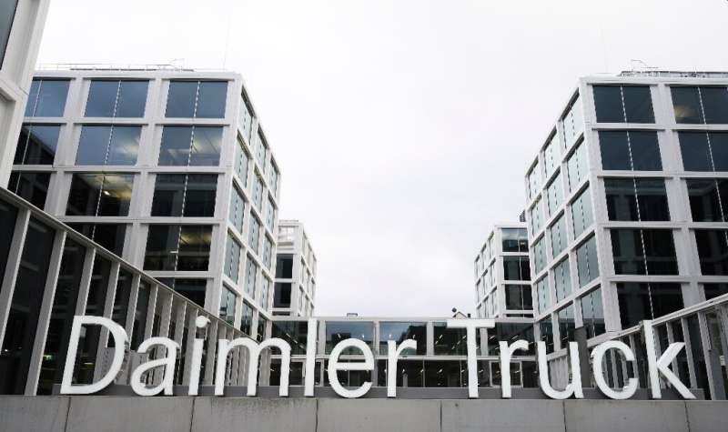 Daimler Truck was trading at 28 euros on Friday morning, shortly after the open of the stock exchange, valuing the new company a