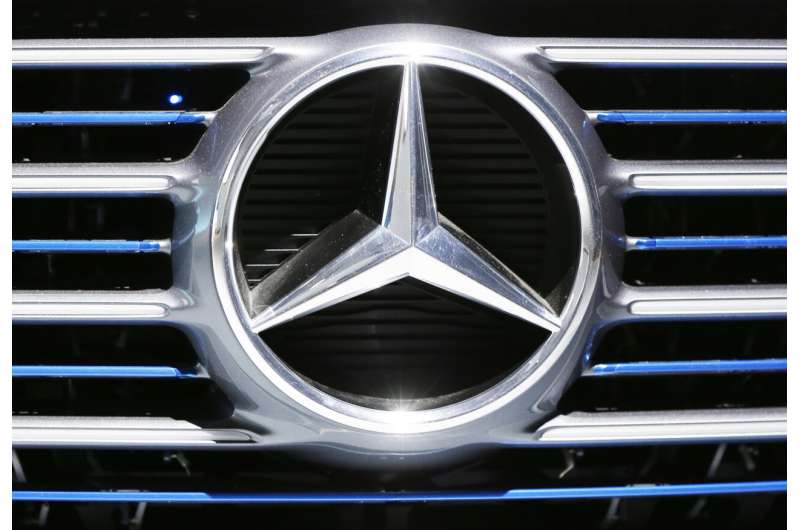 Daimler's trucks, luxury cars to go their separate ways