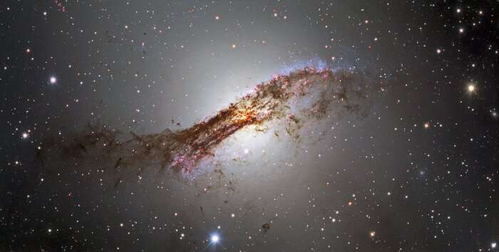 Dark Energy Camera captures detailed view of striking peculiar galaxy