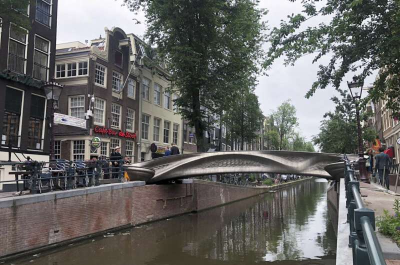 Dutch queen and robot open 3D-printed bridge in Amsterdam