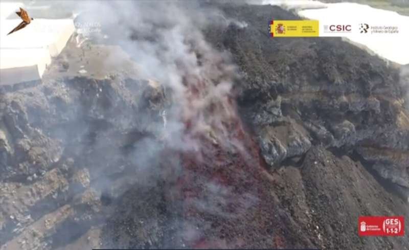 Erupting Spanish island volcano blows open new fissure