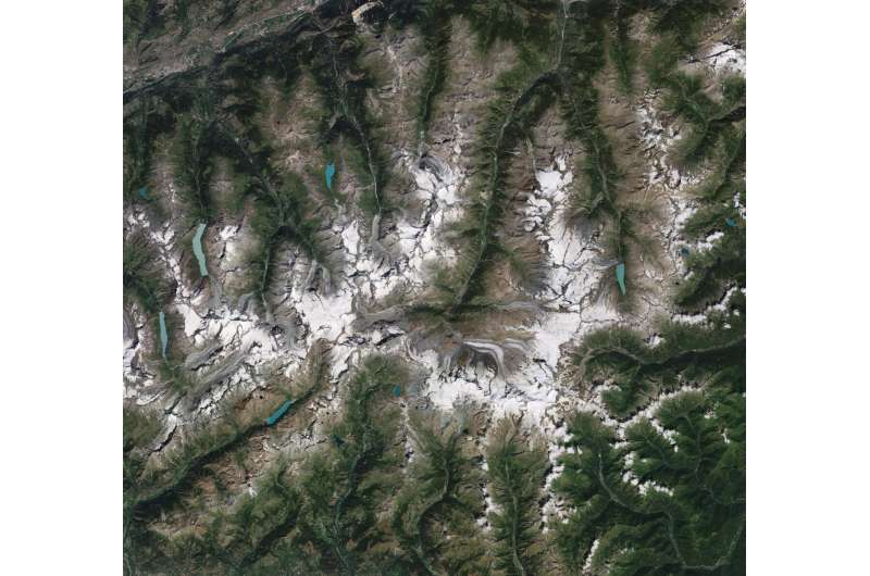 ESA astronaut joins glacier expedition in Alps