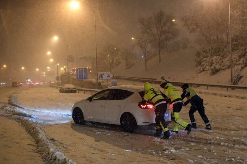 Firefighters helped by the army, freed hundreds of motorists overnight