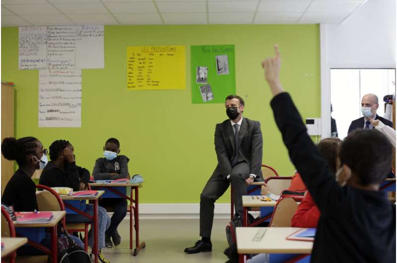 法国重新打开学校，因为病毒患者数字峰值