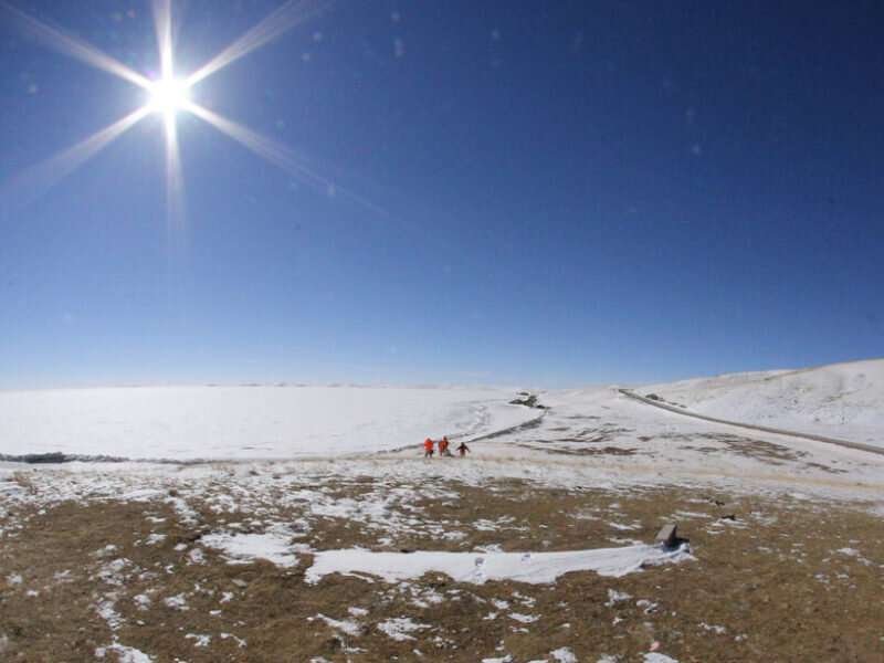 Freshwater lakes on the Tibetan Plateau act like lenses that accumulate heat from solar radiation