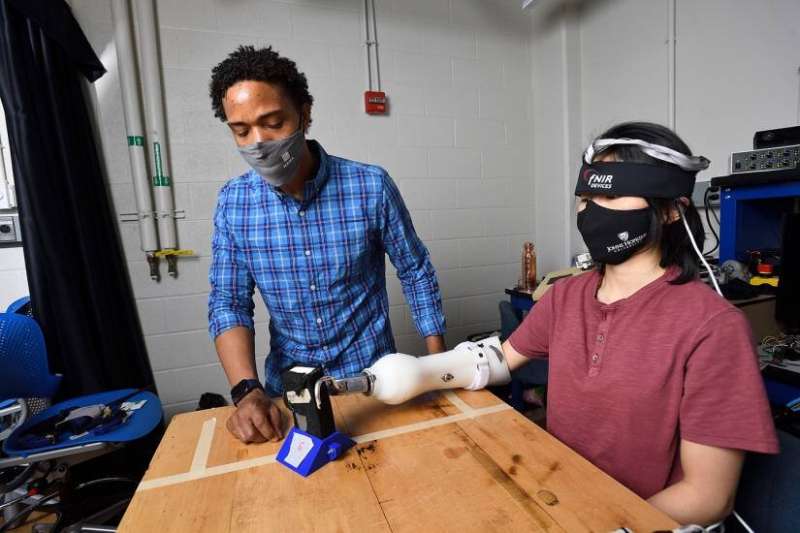 Get a grip: Adding haptics to prosthetic hands eases users' mental load