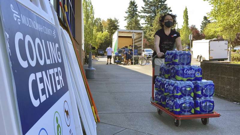 Heat wave hits Northwest, sending people to cooling centers