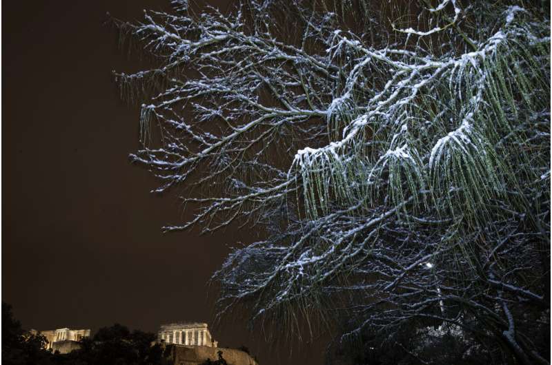 Heavy snowfall blankets Athens; vaccinations postponed