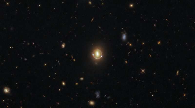 Hubble captures gravity-lensed quasar