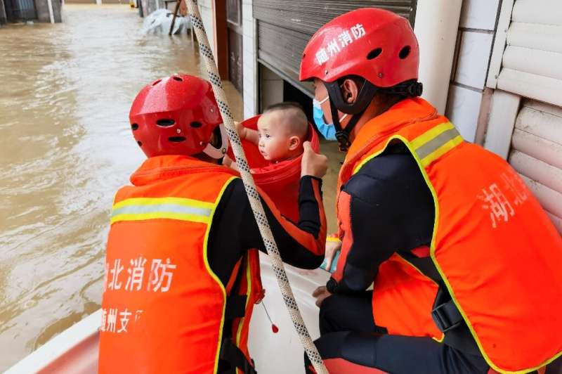 In Suizhou, torrential rains have forced families to evacuate