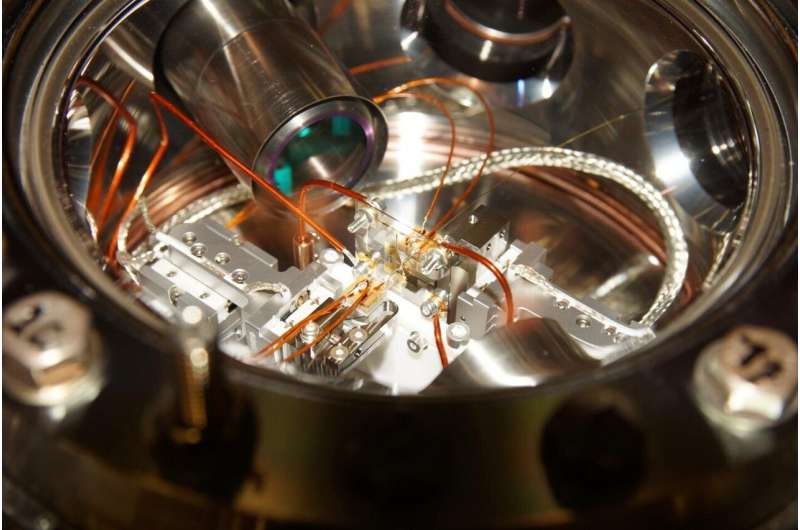 Insulators turn up the heat on quantum bits