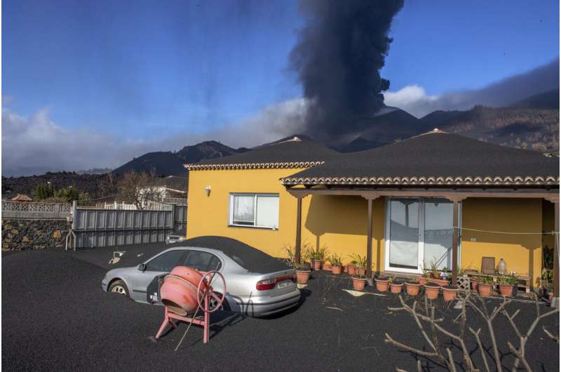 La Palma island's volcano roars again, spewing thicker lava