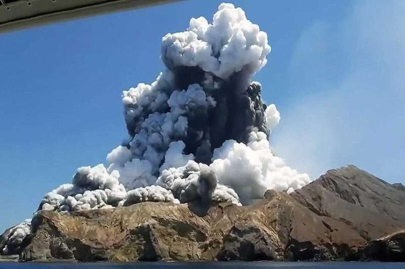 Lethal pulsing inside pyroclastic surges