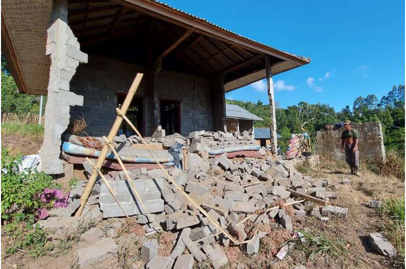Moderate earthquake rocks Bali, killing at least 3