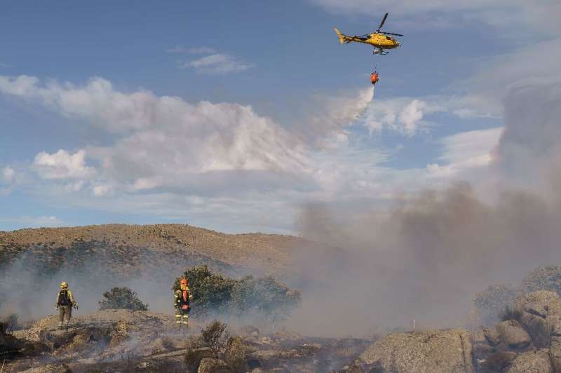 More than 500 firefighters are tackling the blaze in the Avila district with the help of specialised aircraft