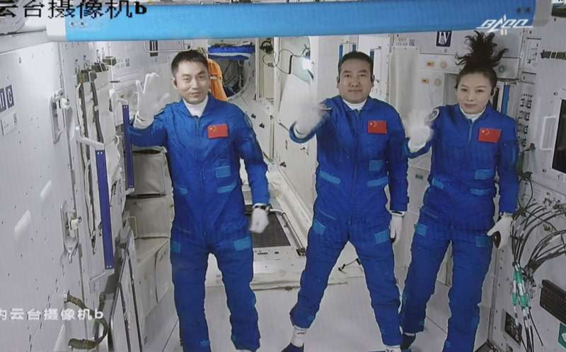 Neue Crew an Chinas erster permanenter Raumstation angedockt