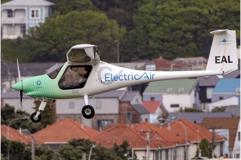 Dia menyeberangi Selat Selandia Baru untuk pertama kalinya dengan pesawat listrik