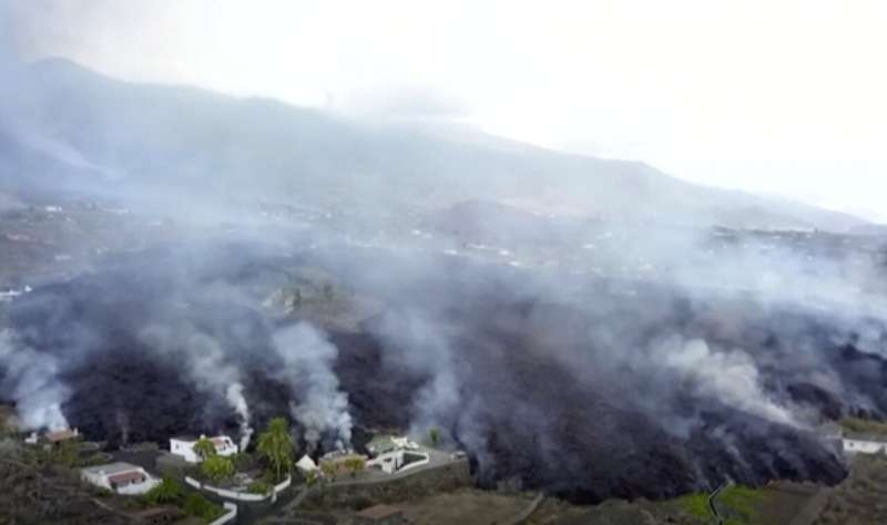 Nobody hurt but much damage in Spanish volcano eruption