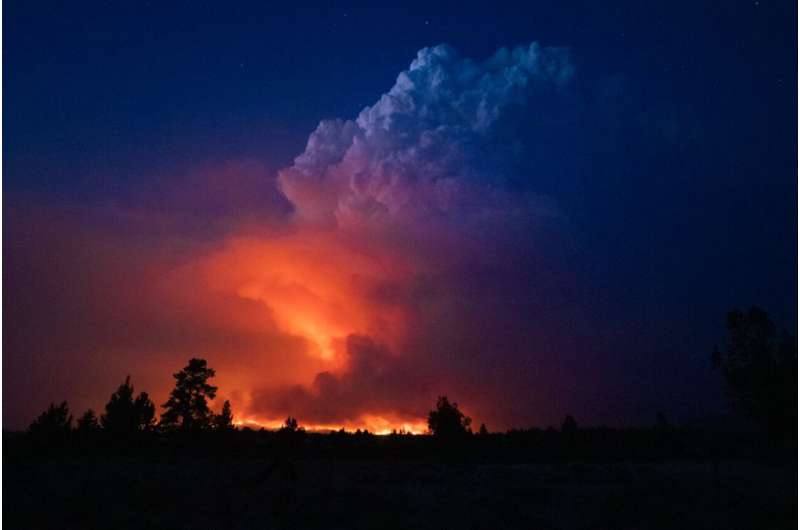 Oregon wildfire forms 'fire clouds' that pose danger below