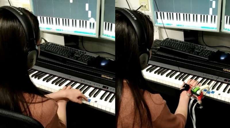 Les pianistes apprennent à jouer avec le troisième pouce robotique en seulement une heure
