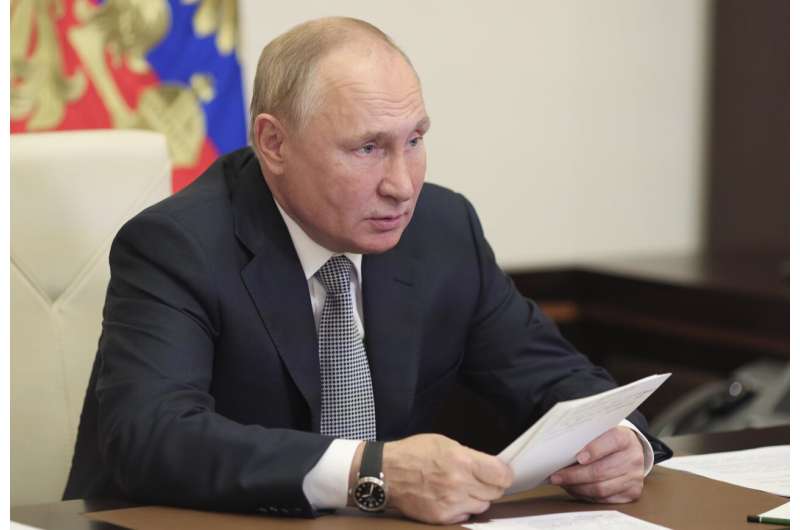 Putin orders nonwork week as COVID numbers rise in Russia