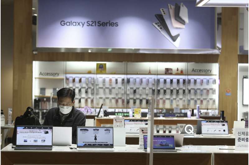 Samsung reports profit jump on smartphone, TV sales