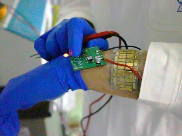 Small generator captures heat given off by skin to power wearable devices