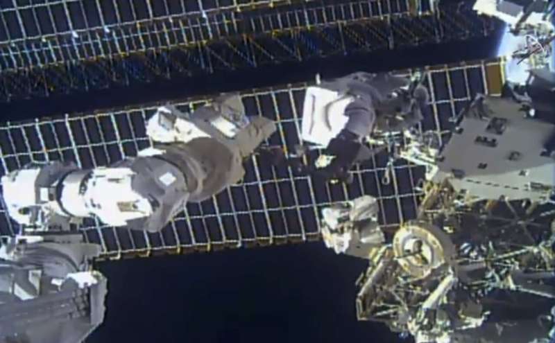 Gli astronauti che fanno passeggiate spaziali sostituiscono l'antenna dopo lo spavento dei detriti