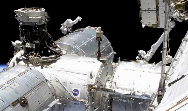 Spacewalking astronauts improve station's European lab