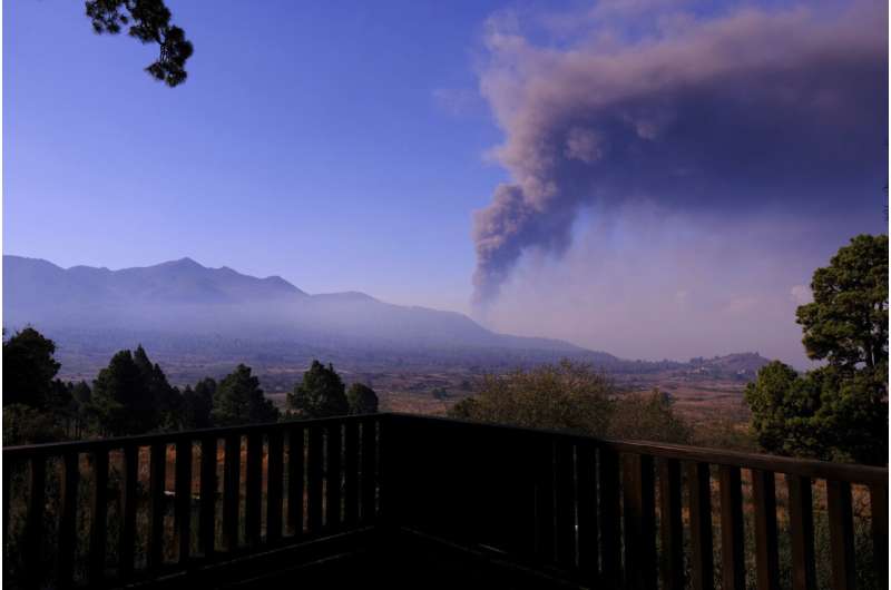 Spanish volcano eruption shuts airport, area still 'tense'