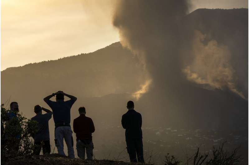 Spanish volcano still packs a punch 5 days after eruption