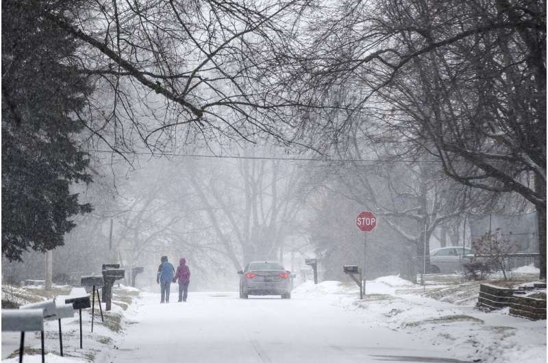 Storm threatens Midwest with heavy snow, travel disruptions